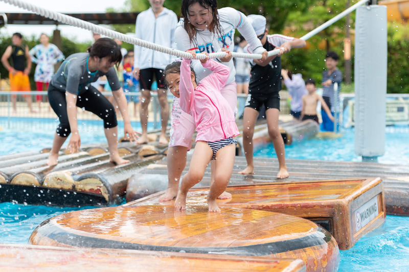 アドベンチャーウェーブ：造波プールの上に仕掛けられたアスレチックに挑戦できるプールエリア