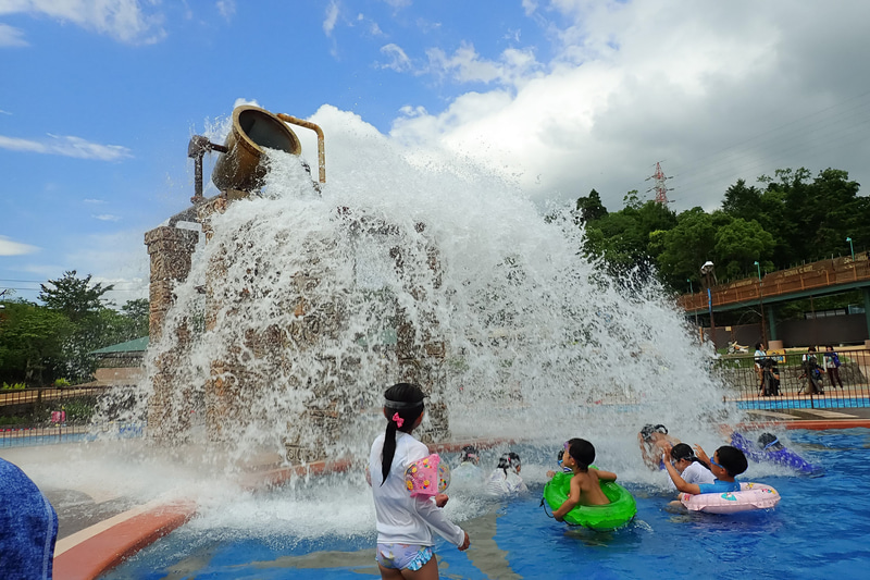 アドベンチャーリバー：大量の水が一気に流れ落ちる「勇気の聖杯」や不規則に水を振りまく「あばれ噴水」など、大量の水を使った仕掛けが楽しめる流水プール