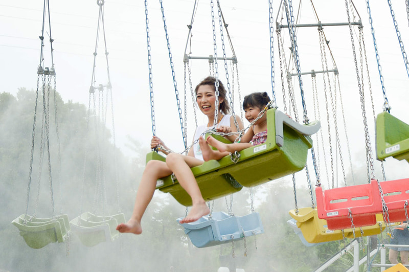 ゆうえんちモートピア内のエリア「アドベンチャーヴィレッジ」では、空中ブランコ「パラ・セイラー」で、スタッフが乗客に向けて放水する「びしょぬれスプラッシュタイム」を実施。また、モートピア内にはミストや水かけ装置など、小さな子供も安心して涼しく利用できる仕掛けも設置