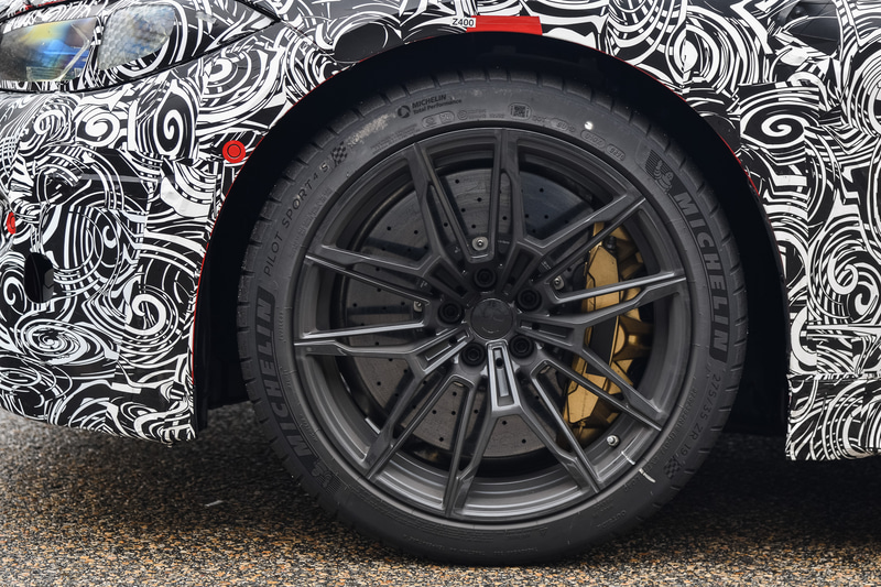 タイヤはフロントが275/35ZR19、リアが285/30ZR20（オプションサイズ）