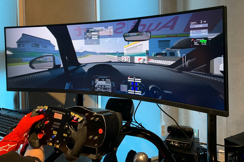 eスポーツはスポーツなのか？　という疑問を抱き、友人にお願いしてシミュレータを体感させてもらった。こちらは筑波サーキット。ピットアウト位置のアウディ TT