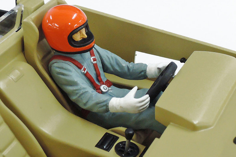 全身像のドライバー人形が付属。写真はキットを組み立て、塗装したもの