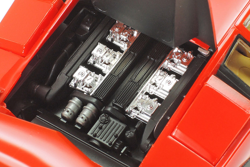 V型12気筒エンジンも再現。写真はキットを組み立て、塗装したもの