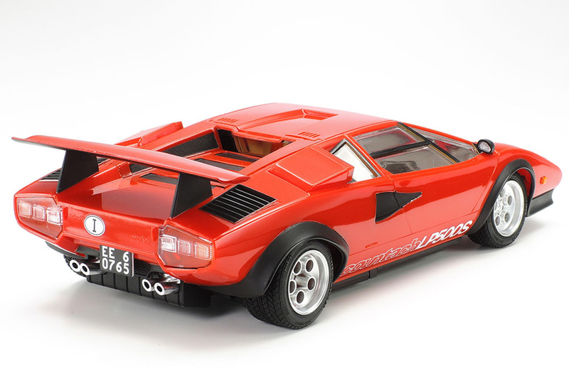 1/24 ランボルギーニ カウンタック LP500S（クリヤーコートレッドボディ）。写真はキットを組み立て、塗装したもの