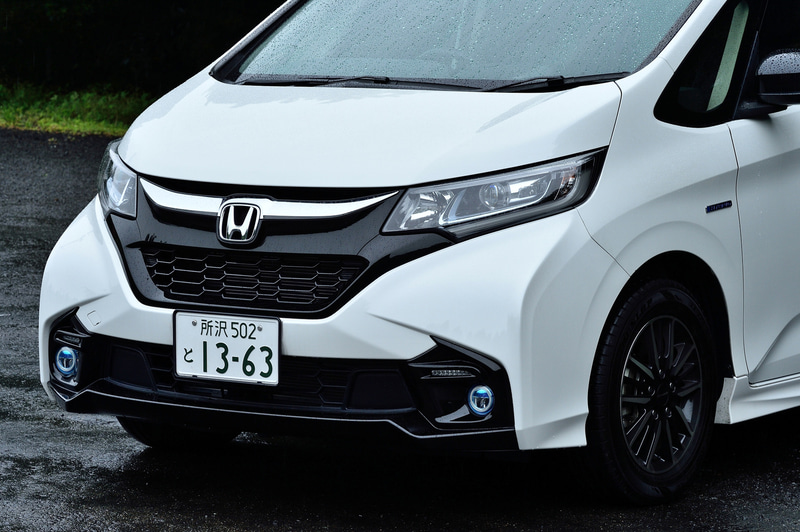 写真左がマイチェン前、右がマイチェン後。フロントまわりでは、これまでのModulo Xシリーズのデザイン上の特徴であるピアノブラックの「Xグラフィック」の考え方を進化させ、ボディ色での立体造形で「X」を表現した。横バータイプのフロントグリル、フロントバンパーサイドに付いたエアロフィンなどが識別点