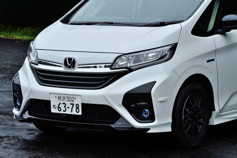 写真左がマイチェン前、右がマイチェン後。フロントまわりでは、これまでのModulo Xシリーズのデザイン上の特徴であるピアノブラックの「Xグラフィック」の考え方を進化させ、ボディ色での立体造形で「X」を表現した。横バータイプのフロントグリル、フロントバンパーサイドに付いたエアロフィンなどが識別点