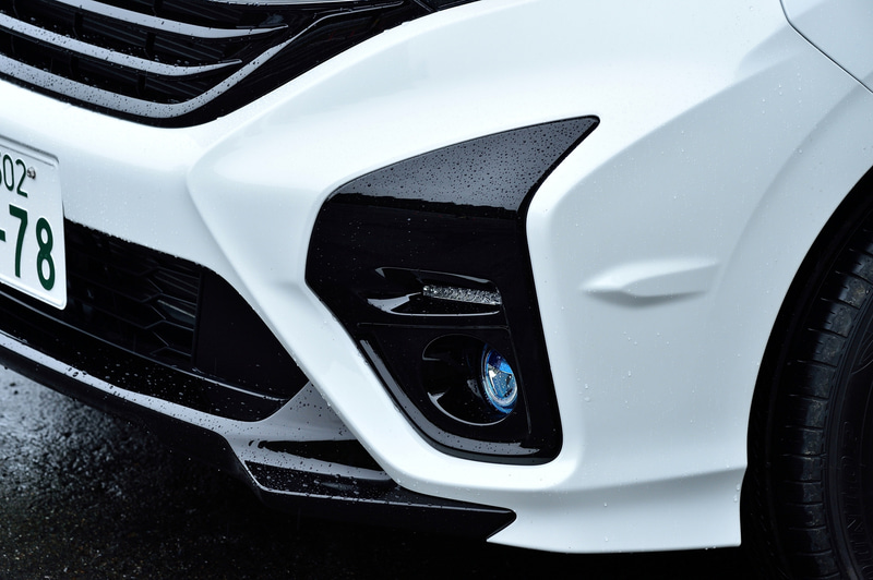 マイチェン後の新型フリード Modulo Xでは、日常の速度域でも体感できる“実効空力デバイス”を採用したのが大きな特徴。フロントバンパーサイドに旋回性の向上を狙った「エアロフィン」、フロントバンパー下面中央に直進安定性の向上を狙った「エアロスロープ」、フロントバンパー下面の両サイドに乗り心地の向上を狙った「エアロボトムフィン」を設置して、走行性能の向上を図っている