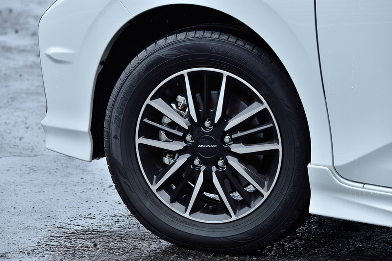 専用サスペンションはマイナーチェンジ前と共通で、専用デザインの15インチアルミホイールにダンロップ「エナセーブ EC300」（185/65R15）を組み合わせる