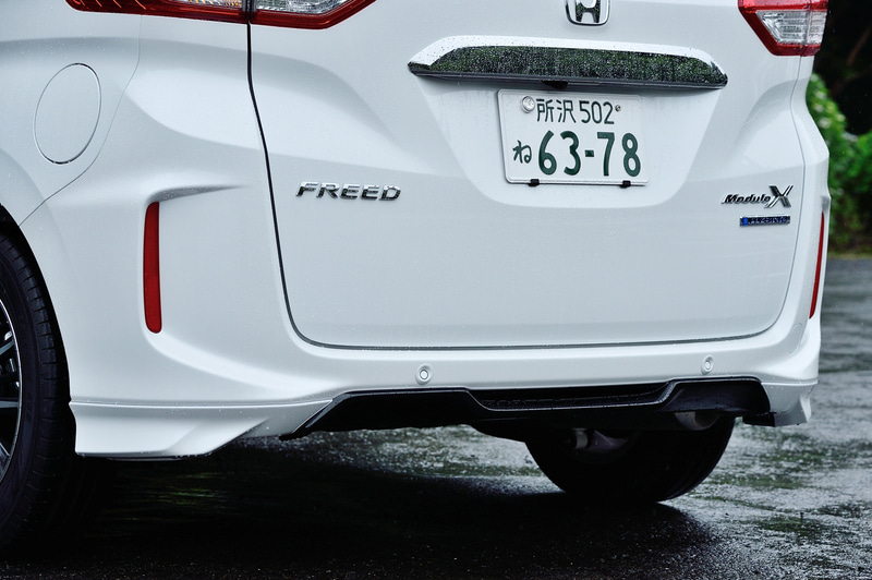 リアロアスカートのピアノブラック加飾もModulo Xならでは。そのほか専用サイドロアスカート、専用ドアミラー（クリスタルブラック・パール）、純正アクセサリーと同形状のテールゲートスポイラーも装着