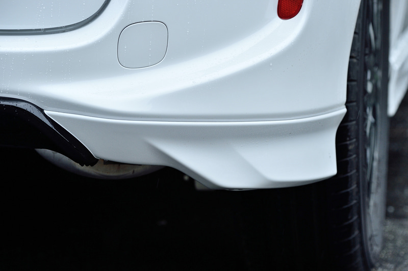 リアロアスカートのピアノブラック加飾もModulo Xならでは。そのほか専用サイドロアスカート、専用ドアミラー（クリスタルブラック・パール）、純正アクセサリーと同形状のテールゲートスポイラーも装着