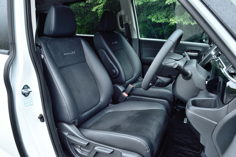 インテリアでは、新たにシート表皮をプライムスムース×スエード調のコンビシートにすることで、質感の向上とともに体の滑りを抑制する。ブラック基調のインテリアカラー、フロントシートのModulo Xロゴが特別感を演出している