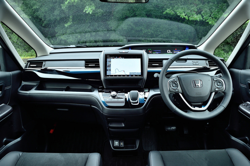 インテリアでは、新たにシート表皮をプライムスムース×スエード調のコンビシートにすることで、質感の向上とともに体の滑りを抑制する。ブラック基調のインテリアカラー、フロントシートのModulo Xロゴが特別感を演出している