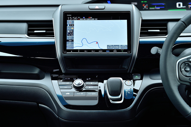 インテリアでは、新たにシート表皮をプライムスムース×スエード調のコンビシートにすることで、質感の向上とともに体の滑りを抑制する。ブラック基調のインテリアカラー、フロントシートのModulo Xロゴが特別感を演出している