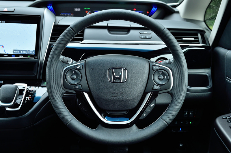 インテリアでは、新たにシート表皮をプライムスムース×スエード調のコンビシートにすることで、質感の向上とともに体の滑りを抑制する。ブラック基調のインテリアカラー、フロントシートのModulo Xロゴが特別感を演出している