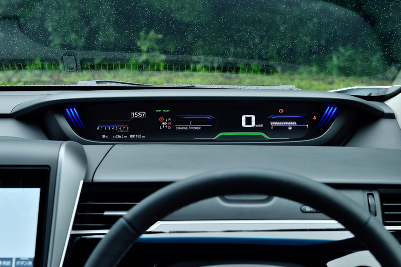 インテリアでは、新たにシート表皮をプライムスムース×スエード調のコンビシートにすることで、質感の向上とともに体の滑りを抑制する。ブラック基調のインテリアカラー、フロントシートのModulo Xロゴが特別感を演出している