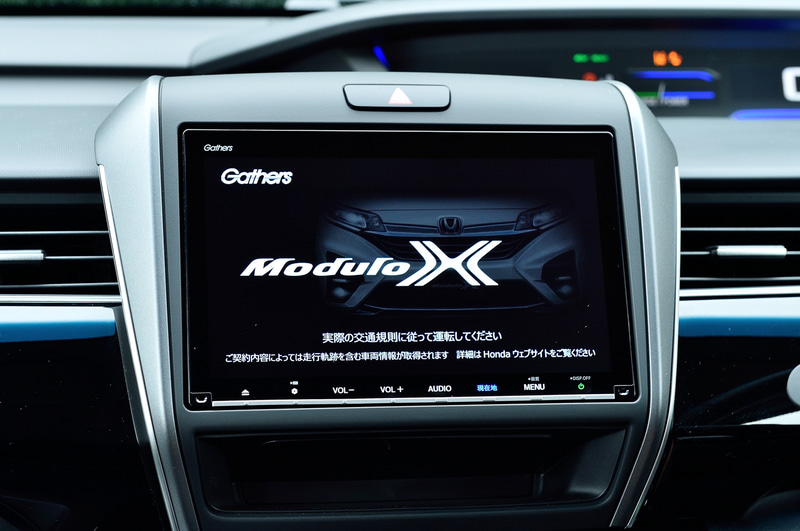 インテリアでは、新たにシート表皮をプライムスムース×スエード調のコンビシートにすることで、質感の向上とともに体の滑りを抑制する。ブラック基調のインテリアカラー、フロントシートのModulo Xロゴが特別感を演出している