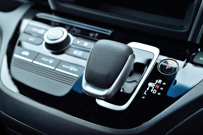 インテリアでは、新たにシート表皮をプライムスムース×スエード調のコンビシートにすることで、質感の向上とともに体の滑りを抑制する。ブラック基調のインテリアカラー、フロントシートのModulo Xロゴが特別感を演出している