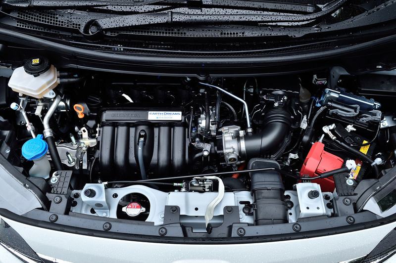 ハイブリッドモデルが搭載する直列4気筒DOHC 1.5リッターエンジンは、最高出力81kW（110PS）/6000rpm、最大トルク134Nm（13.7kgfm）/5000rpmを発生。これに最高出力22kW（29.5PS）/1313-2000rpm、最大トルク160Nm（16.3kgfm）/0-1313rpmの「H1」型モーターを組み合わせる。トランスミッションは7速DCT