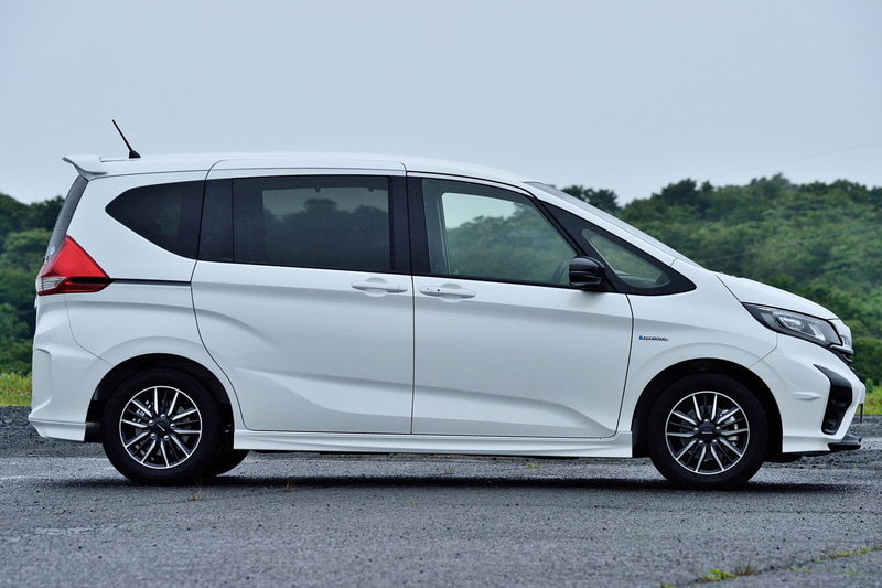 撮影車「HYBRID Modulo X Honda SENSING」（6人乗り/325万6000円。撮影車は別途23万5400円の9インチプレミアムインターナビパッケージを装着）のボディサイズは4290×1695×1710mm（全長×全幅×全高）、ホイールベースは2740mm。今回のマイナーチェンジで従来からの上質でスポーティな走りをさらに深化させ、居住性と使い勝手のよさを兼ね備えたフリードならではの「ちょうどいい」に「走る喜び」をプラス