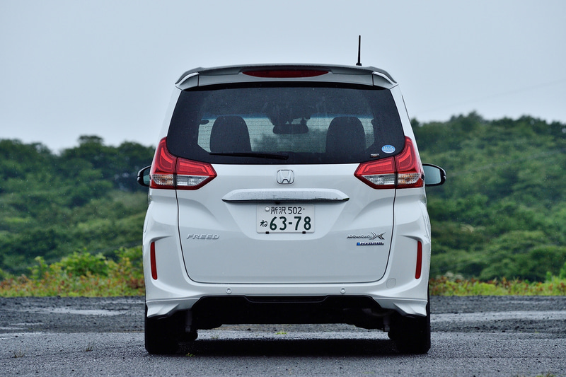 撮影車「HYBRID Modulo X Honda SENSING」（6人乗り/325万6000円。撮影車は別途23万5400円の9インチプレミアムインターナビパッケージを装着）のボディサイズは4290×1695×1710mm（全長×全幅×全高）、ホイールベースは2740mm。今回のマイナーチェンジで従来からの上質でスポーティな走りをさらに深化させ、居住性と使い勝手のよさを兼ね備えたフリードならではの「ちょうどいい」に「走る喜び」をプラス