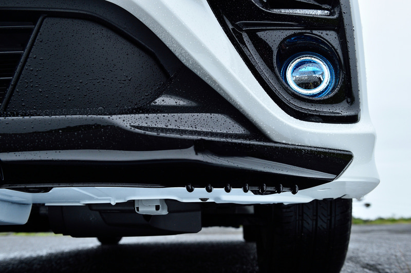 マイチェン後の新型フリード Modulo Xでは、日常の速度域でも体感できる“実効空力デバイス”を採用したのが大きな特徴。フロントバンパーサイドに旋回性の向上を狙った「エアロフィン」、フロントバンパー下面中央に直進安定性の向上を狙った「エアロスロープ」、フロントバンパー下面の両サイドに乗り心地の向上を狙った「エアロボトムフィン」を設置して、走行性能の向上を図っている