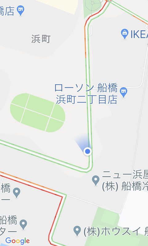 船橋サーキットの1コーナー付近。この道路の西側の歩道はサーキットのストレート、東側の歩道は飛行場の滑走路に接する位置だと思われる