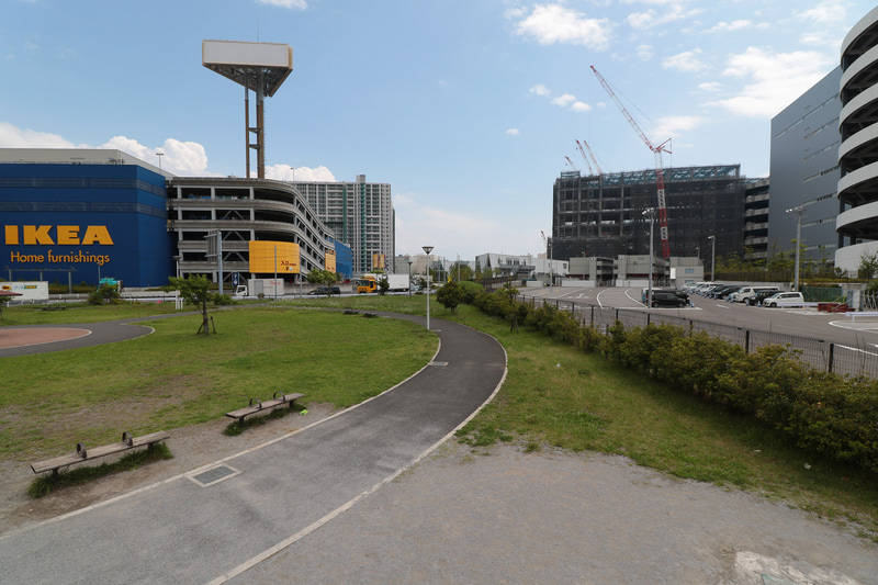 船橋サーキットのストレートのブレーキングポイント付近。現在はIKEA北側の公園となっている。右側に見える駐車場の白線のカーブがサーキットの152R～370Rの痕跡だと思われる