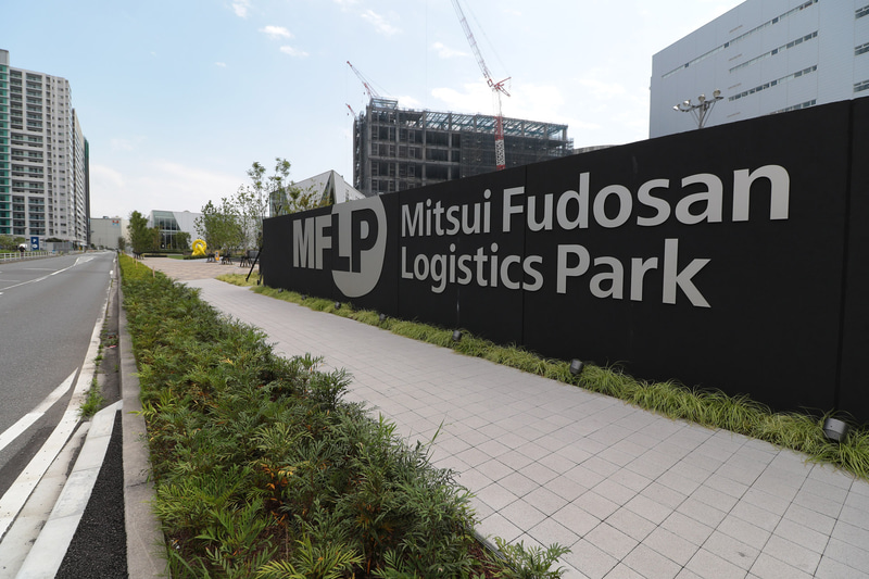三井不動産ロジスティクスパークの看板付近と入口付近。船橋サーキットのストレート上だと思われる