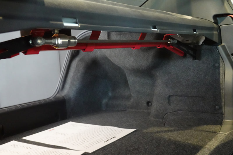 リアシート側から見たフレキシブルドロースティフナー。平岡社長も絶賛