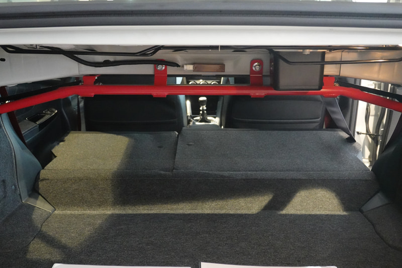 こちらはラゲッジルーム側から見たところ。ドロースティフナーを保護するためのガードバーが取り付けられている