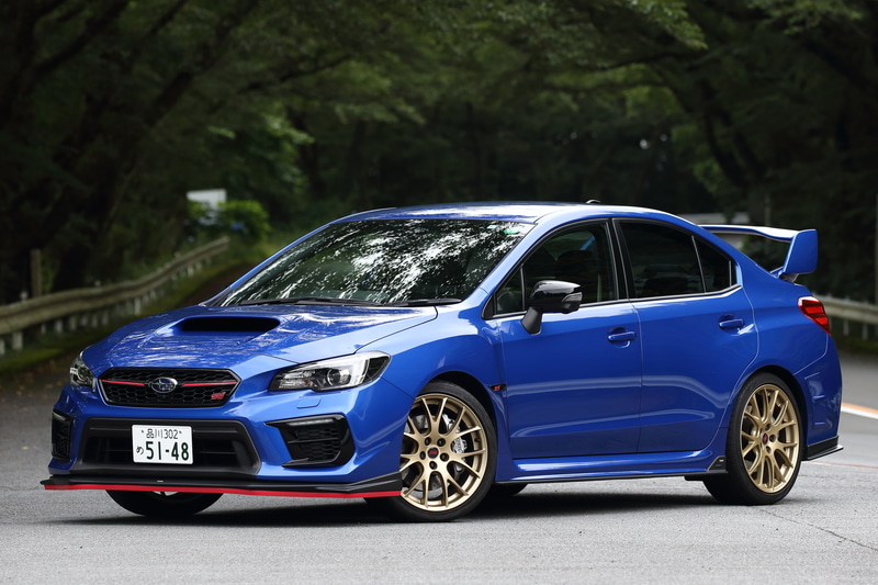 台数は555台限定。今回ドライブしたのはWRX STI EJ20 Final Edition FULL PACKAGE。ボディカラーは、WRブルー・パール