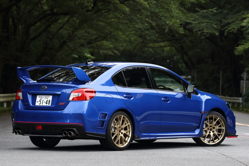 台数は555台限定。今回ドライブしたのはWRX STI EJ20 Final Edition FULL PACKAGE。ボディカラーは、WRブルー・パール