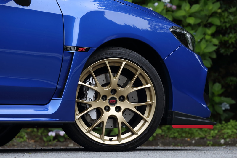 ゴールド塗装のBBS製19インチアルミホイール。隙間から見えるのが6ピストンのシルバーブレーキキャリパー