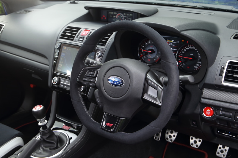 ステアリングホイールはウルトラスエード巻。シルバーステッチが入る