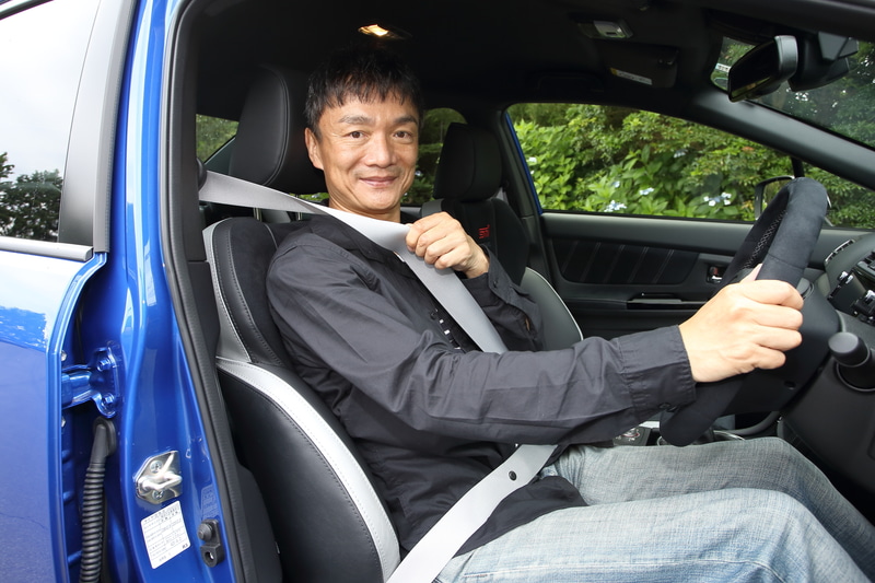 シートベルトもシルバーカラーの特別なもの