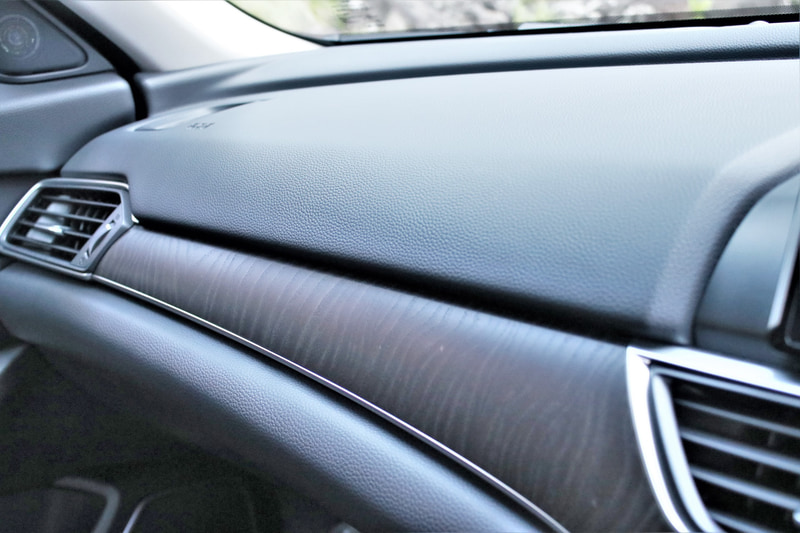 ケヤキの木を再現した木目調パネル