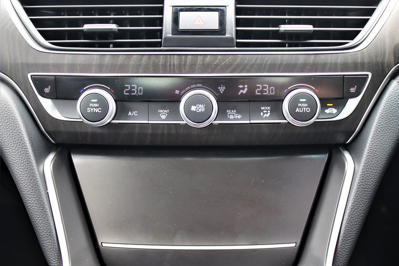 エアコンの操作パネルに物理スイッチを採用