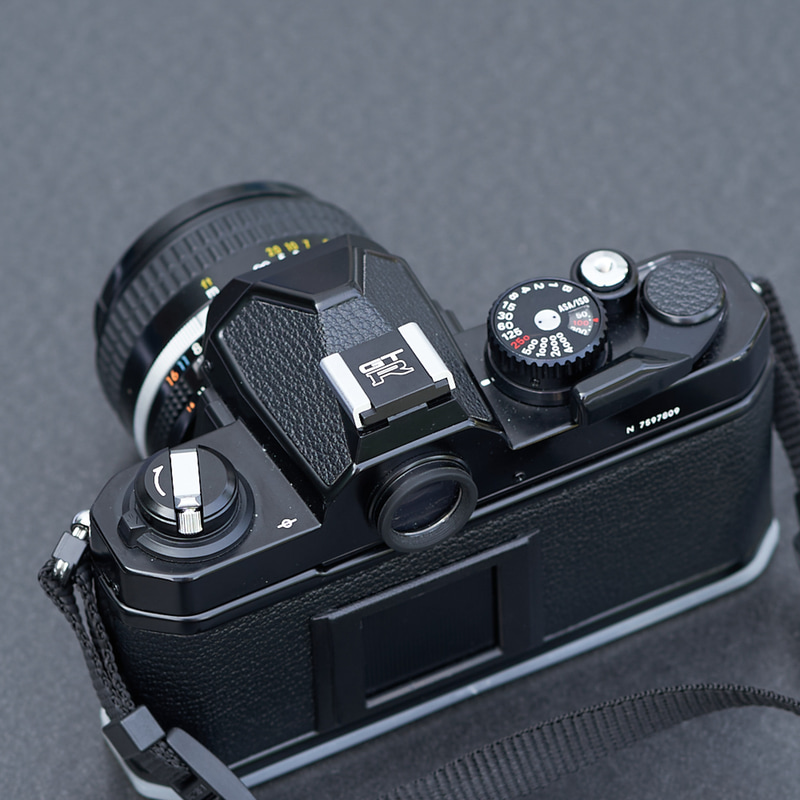 ホットシューカバー スカイラインGT-R（BNR32）の装着例。写真に写っている小道具やカメラ類は付属しない