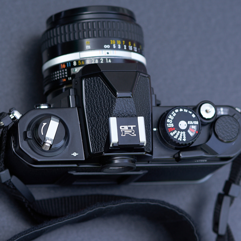 ホットシューカバー スカイラインGT-R（BNR32）の装着例。写真に写っている小道具やカメラ類は付属しない