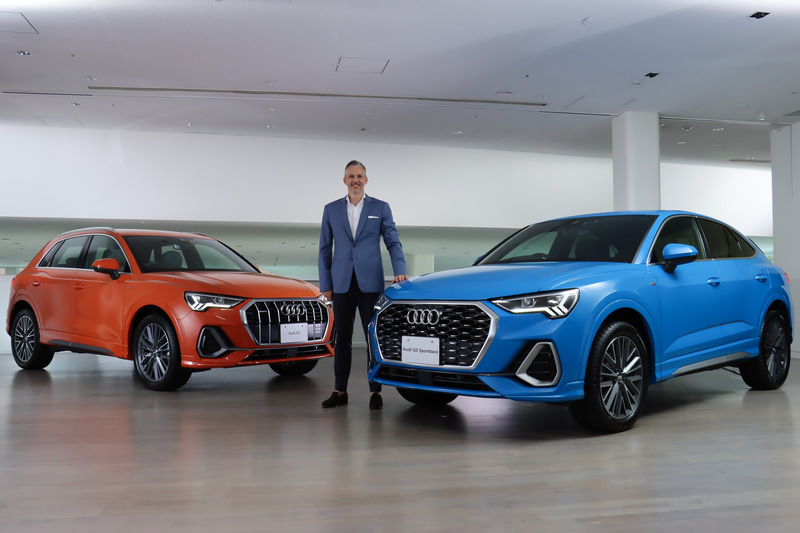 アウディの新型コンパクトSUV「Q3」（左）、「Q3 スポーツバック」（右）とアウディ ジャパン株式会社 代表取締役社長 フィリップ・ノアック氏