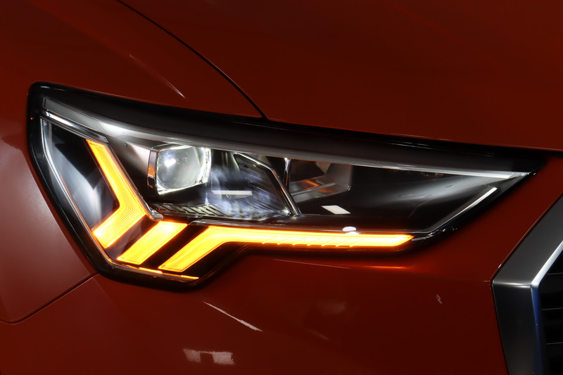 ヘッドライトにデイタイムランニングライトを備えるLEDヘッドライトを採用。ウインカーは特徴的な発光パターンとなっている