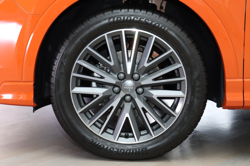 S line用オプションの20スポーク Vデザイングラファイトグレーアルミホイールを装着。タイヤサイズは235/50R19。展示車ではブリヂストンのSUV専用タイヤ「ALENZA 001」を採用している