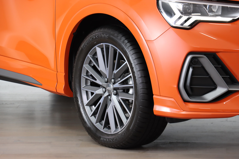 S line用オプションの20スポーク Vデザイングラファイトグレーアルミホイールを装着。タイヤサイズは235/50R19。展示車ではブリヂストンのSUV専用タイヤ「ALENZA 001」を採用している