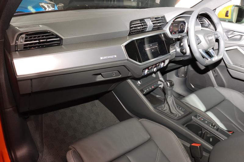 Q3 35 TDI quattro S lineのインテリア。フロントシートにはサポート性の高いスポーツシートを採用。シート表皮はスプリントクロス/アーティフィシャルレザー