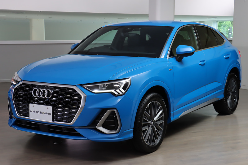 ボディカラーは「ターボブルー」。ドアパネル下側にQ3と比較してはっきりとしたキャラクターラインが刻まれている。ボディサイズは4520×1855×1565mm（全長×全幅×全高）、ホイールベースは2680mm、車両重量は1710kg