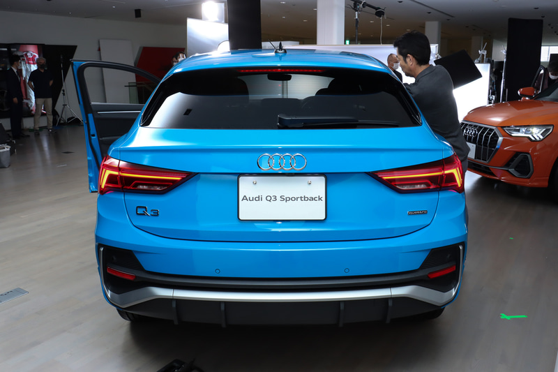 ボディカラーは「ターボブルー」。ドアパネル下側にQ3と比較してはっきりとしたキャラクターラインが刻まれている。ボディサイズは4520×1855×1565mm（全長×全幅×全高）、ホイールベースは2680mm、車両重量は1710kg