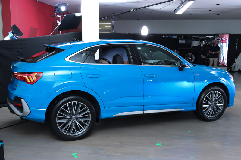 ボディカラーは「ターボブルー」。ドアパネル下側にQ3と比較してはっきりとしたキャラクターラインが刻まれている。ボディサイズは4520×1855×1565mm（全長×全幅×全高）、ホイールベースは2680mm、車両重量は1710kg