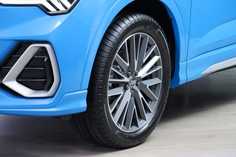 Q3 スポーツバックでは20スポーク Vデザイングラファイトグレーアルミホイール＆235/50R19タイヤが標準装備となる