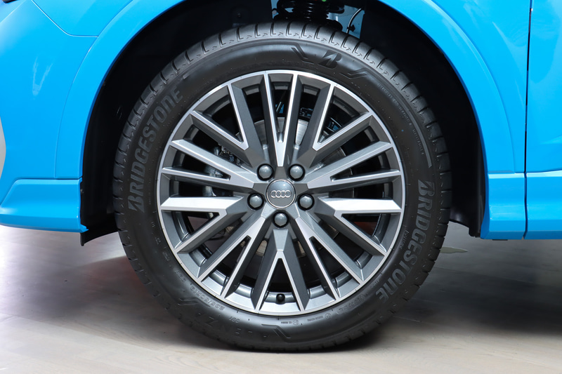 Q3 スポーツバックでは20スポーク Vデザイングラファイトグレーアルミホイール＆235/50R19タイヤが標準装備となる