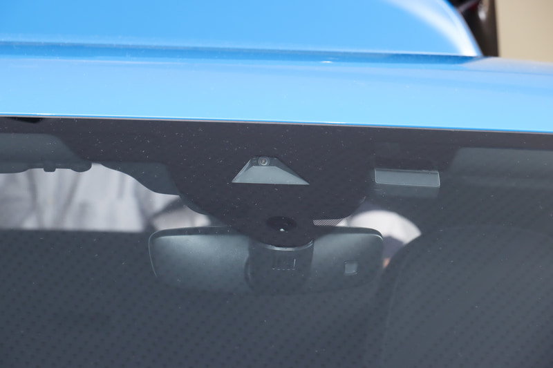 フロントウィンドウの単眼カメラやフロントグリル内のレーダーセンサー、前後バンパーに内蔵されたセンサーなどによって先進的なセーフティ機能、ドライバーアシスタンスシステムを機能させる